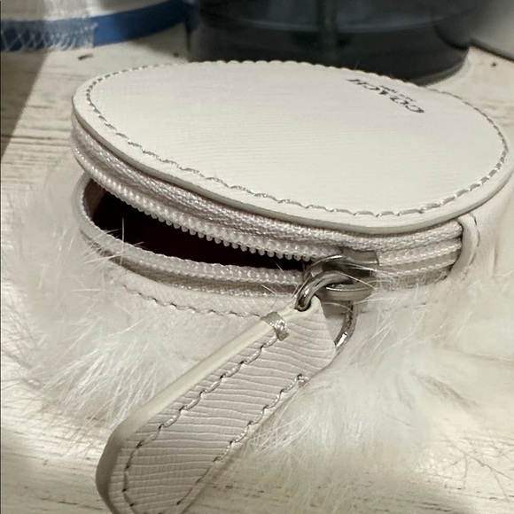 Fluffy White Cat Face Coin Accessory - Picture 6 of 7